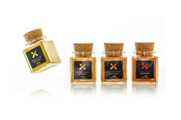 SpiceX Chilipulver im Glas mit Korkdeckel als Packshot auf weissem Grund