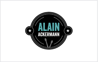 Rundes Badge-Logo für Alain Ackermann mit schwarzem Hintergrund, türkisfarbener Typografie, Stern-Elementen und Drumsticks, gestaltet von der Kreativloft GmbH.