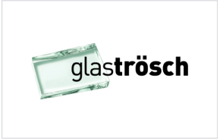Logo von glaströsch mit stilisiertem Glas-Element in Grün und schwarzer Typografie, Referenzkunde der Kreativloft GmbH.