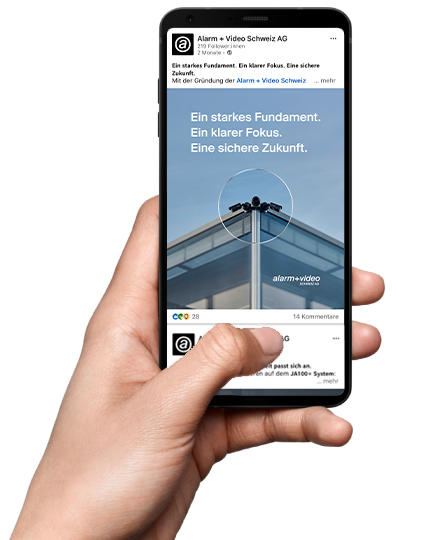 Smartphone Mockup mit Social Media Werbeanzeige für Alarm + Video Schweiz AG, dargestellt in der Hand – Referenz für Social Media Kampagne der Kreativloft GmbH Werbeagentur Solothurn.